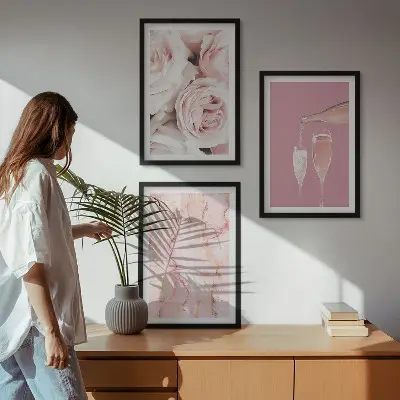 3 paveikslų rinkinys su rėmais šampaninių rožių ir marmuro fono motyvais