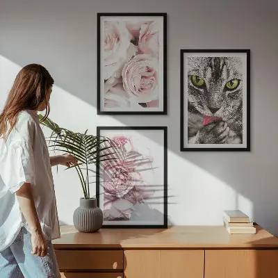 Katė rožinėse gėlėse 3 paveikslų rinkinys su rėmais