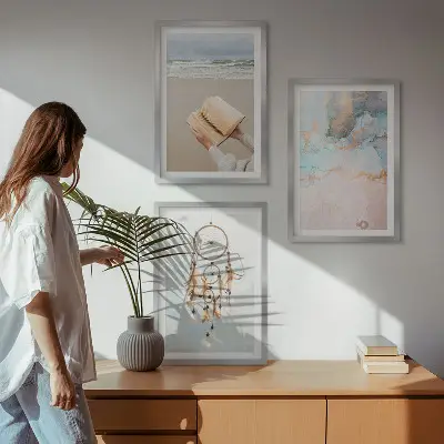 Abstraktus jūros temos triptikas įrėmintas boho stiliaus paveikslas