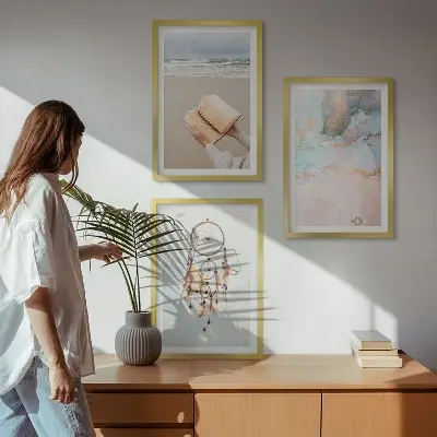 Abstraktus jūros temos triptikas įrėmintas boho stiliaus paveikslas