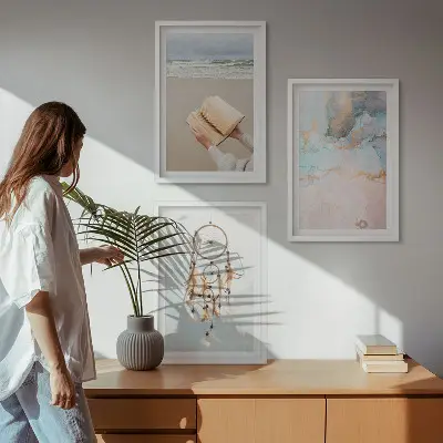Abstraktus jūros temos triptikas įrėmintas boho stiliaus paveikslas
