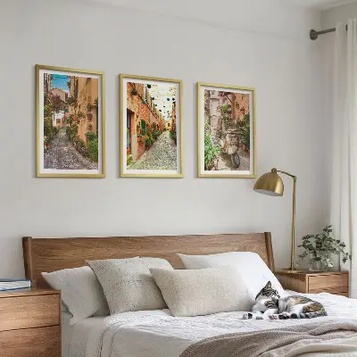 Įrėmintas triptikas gatvės, gėlės ir itališka atmosfera