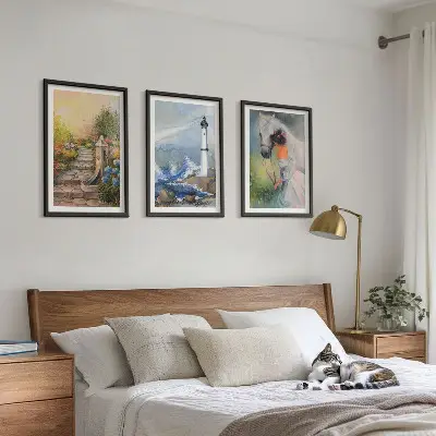3 paveikslų rinkinys su rėmais peizažas su švyturiu, arkliu ir mergina