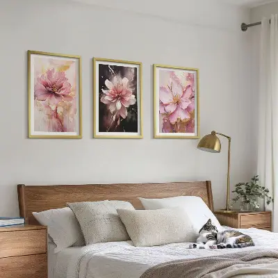 3 paveikslų rinkinys su rėmais gėlių kompozicijos su rožėmis baltame fone