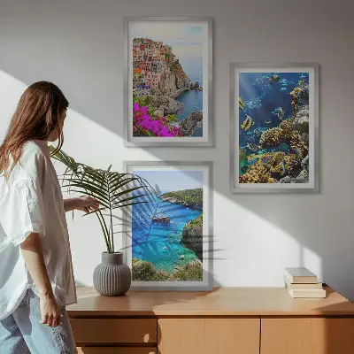 3 paveikslų rinkinys su rėmais pajūrio vaizdai su spalvingais namais
