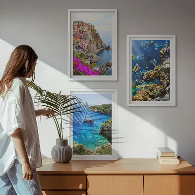 3 paveikslų rinkinys su rėmais pajūrio vaizdai su spalvingais namais