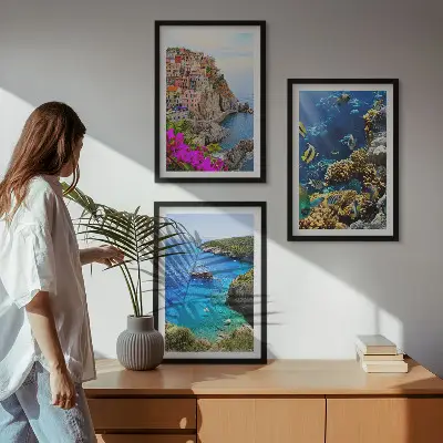 3 paveikslų rinkinys su rėmais pajūrio vaizdai su spalvingais namais