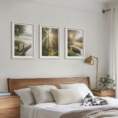 Įrėmintas triptikas ežeras miškas valtis ir rytinis rūkas