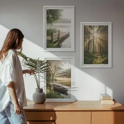 Įrėmintas triptikas ežeras miškas valtis ir rytinis rūkas
