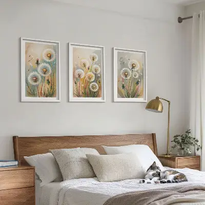 Įrėmintas triptikas kiaulpienių žiedai tarp pastelinės žolės