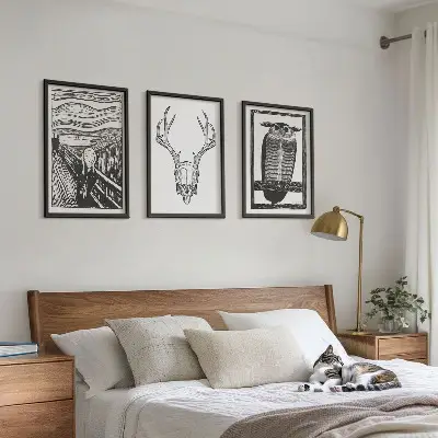 Įrėmintas triptikas rėkiančių kaukolės pelėdų grafika