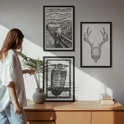 Įrėmintas triptikas rėkiančių kaukolės pelėdų grafika