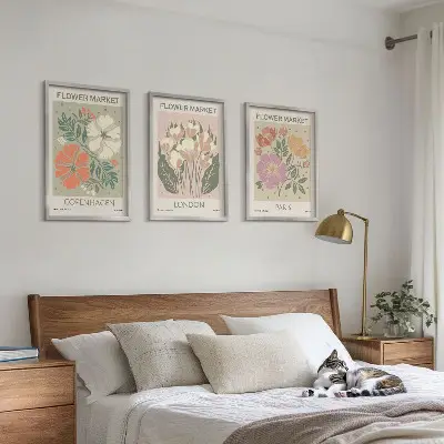 Įrėmintas triptikas gėlių plakatai su miestų vaizdais Kopenhaga Londonas Paryžius