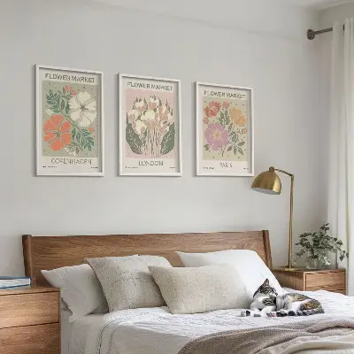 Įrėmintas triptikas gėlių plakatai su miestų vaizdais Kopenhaga Londonas Paryžius