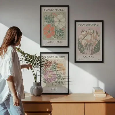 Įrėmintas triptikas gėlių plakatai su miestų vaizdais Kopenhaga Londonas Paryžius