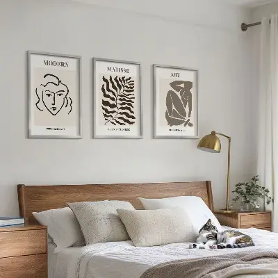 Įrėmintas triptikas stilinga grafika su linijomis ir personažais