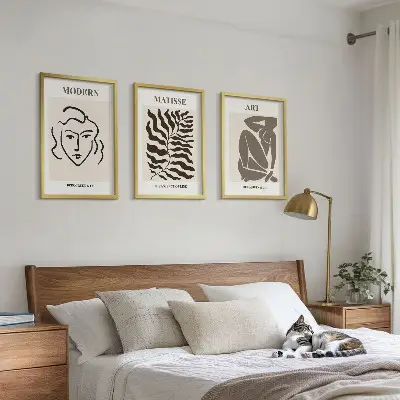 Įrėmintas triptikas stilinga grafika su linijomis ir personažais
