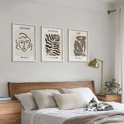 Įrėmintas triptikas stilinga grafika su linijomis ir personažais