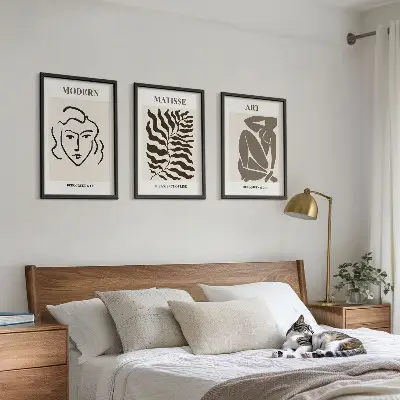 Įrėmintas triptikas stilinga grafika su linijomis ir personažais