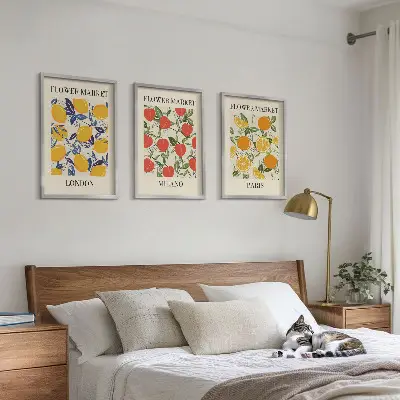 Gėlių plakatai miestų tematikos rinkinyje 3 paveikslų rinkinys su rėmais