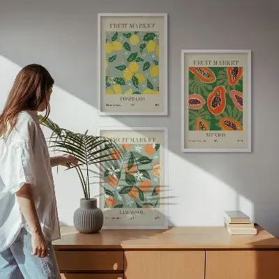 Vaisių plakatų rinkinys su rėmais su citrinomis ir papajomis