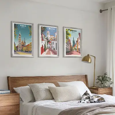 Europos miestai spalvotuose piešiniuose įrėmintas triptikas
