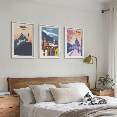 Kalnų architektūros retro iliustracijos įrėmintas triptikas