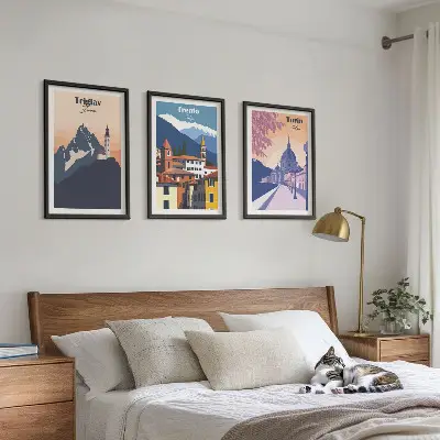 Kalnų architektūros retro iliustracijos įrėmintas triptikas