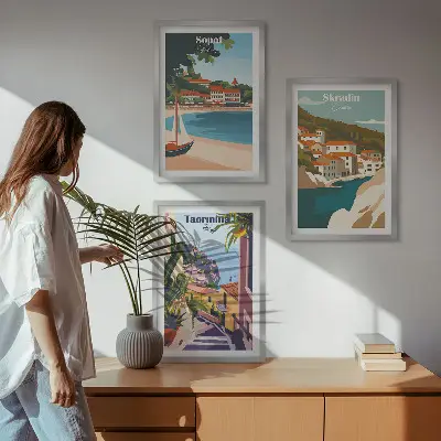 Pajūrio miestelių iliustracijos įrėmintas triptikas