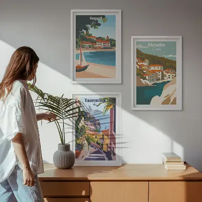 Pajūrio miestelių iliustracijos įrėmintas triptikas