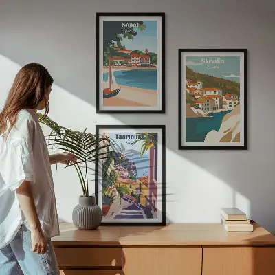 Pajūrio miestelių iliustracijos įrėmintas triptikas