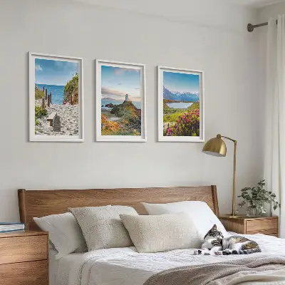 Įrėmintas triptikas paplūdimys, švyturys, kalnai ir gėlės