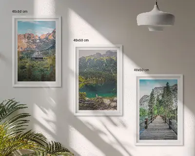 Įrėmintas triptikas kalnų peizažas su tiltu virš ežero
