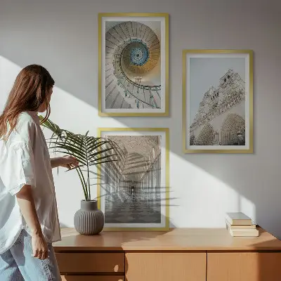 Katedros fasado spiraliniai laiptai 3 paveikslų rinkinys su rėmais