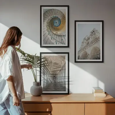 Katedros fasado spiraliniai laiptai 3 paveikslų rinkinys su rėmais