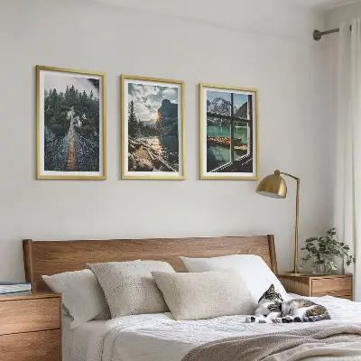 Įrėmintas triptikas tilto, miško, ežero, valčių ir kalnų vaizdas