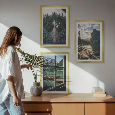 Įrėmintas triptikas tilto, miško, ežero, valčių ir kalnų vaizdas