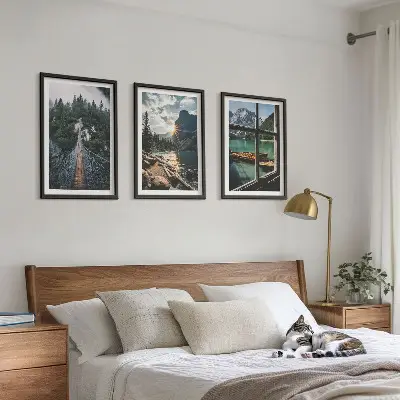 Įrėmintas triptikas tilto, miško, ežero, valčių ir kalnų vaizdas