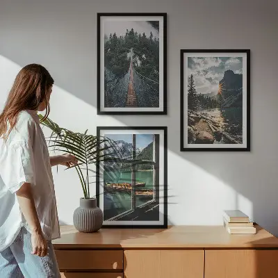 Įrėmintas triptikas tilto, miško, ežero, valčių ir kalnų vaizdas