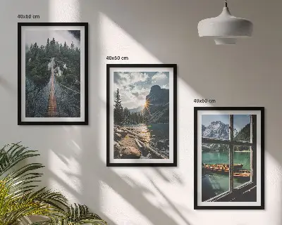 Įrėmintas triptikas tilto, miško, ežero, valčių ir kalnų vaizdas