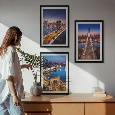 Įrėmintas triptikas miestai naktį, tiltai ir upės