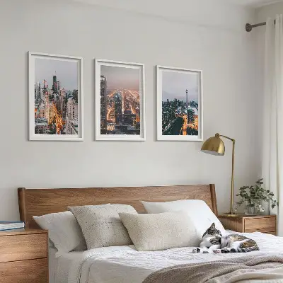 3 paveikslų rinkinys su rėmais miestai naktį su dangoraižių šviesomis