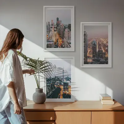 3 paveikslų rinkinys su rėmais miestai naktį su dangoraižių šviesomis