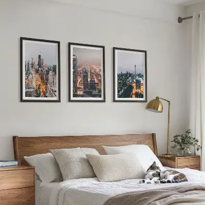 3 paveikslų rinkinys su rėmais miestai naktį su dangoraižių šviesomis