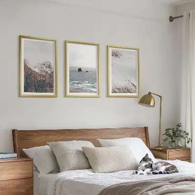 3 paveikslų rinkinys su rėmais vaizduojantis kalnus, debesis, jūrą ir smėlio gamtos motyvus