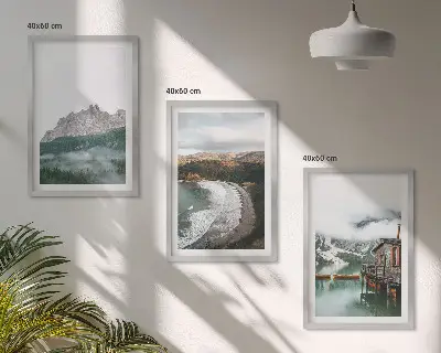 Įrėmintas triptikas kalnų ir paplūdimio namo motyvais