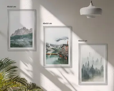 3 paveikslų rinkinys su rėmais kalnų, ežero, namelio ir rūko vaizdai