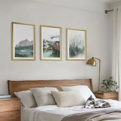 3 paveikslų rinkinys su rėmais kalnų, ežero, namelio ir rūko vaizdai