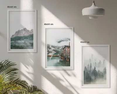 3 paveikslų rinkinys su rėmais kalnų, ežero, namelio ir rūko vaizdai