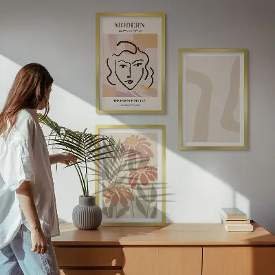 Moderni abstrakti moteris įrėmintas triptikas